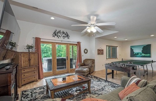 Mountainside Chalet De Esquí | Lake Views! HOT TUB! 8 min to WISP ski. Central Location. Walk to Coffee & Eats.