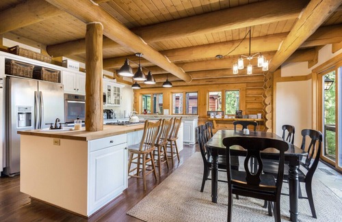 Wolfe Estates Cabina | Lake Views King Cabin w Hot Tub | Trails | Sleds