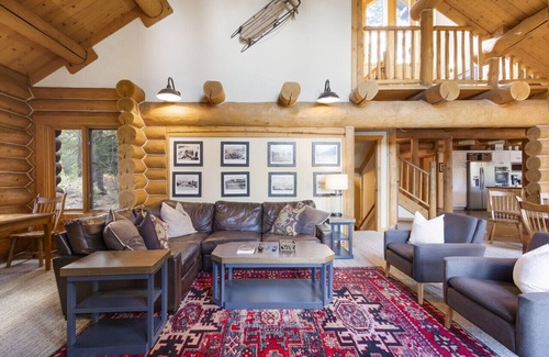 Wolfe Estates Cabina | Lake Views King Cabin w Hot Tub | Trails | Sleds