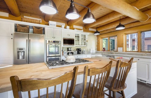 Wolfe Estates Cabina | Lake Views King Cabin w Hot Tub | Trails | Sleds