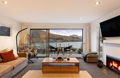 Frankton Casa | Lake Views on De La Mare Place, 3 BDR, Free Wi-Fi & Parking