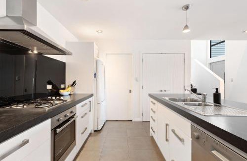 Frankton Casa | Lake Views on De La Mare Place, 3 BDR, Free Wi-Fi & Parking