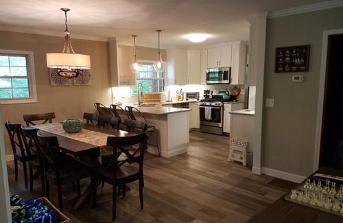 Butler Cabina | DIVERSIÓN FAMILIAR, Sunny Lake Front Home Muelle privado Agua Juguetes WiFi y servicio celular