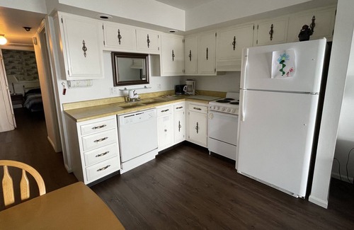 Syracuse Condominio | Lake Wawasee Condo with Pool