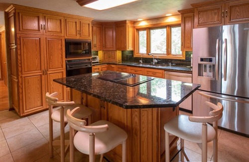 Neenah Casa | Lake Winnebago Home, EAA, Packers, Swimming, Boating, Ice Fishing-Snowmobiling