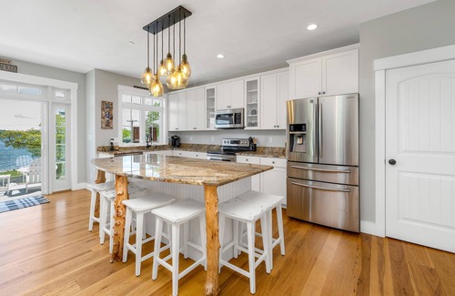 Weirs Beach Casa | 🏖 Propiedad de lujo frente al mar 🏖 Disfrute de la piscina, el jacuzzi, la playa y el bar de la playa