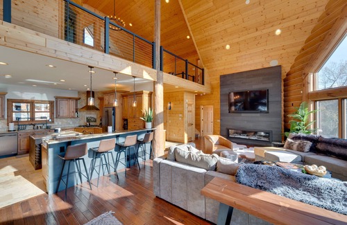 Merrimac Cabina | Lake Wisconsin Lodge w/ Dock & Pool Near Skiing!