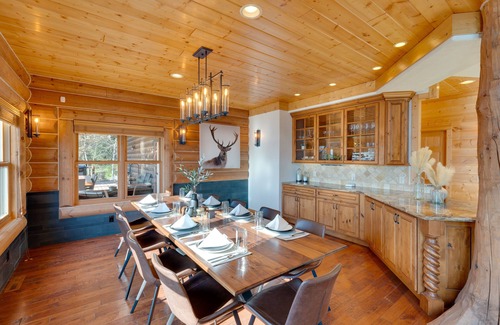 Merrimac Cabina | Lake Wisconsin Lodge w/ Dock & Pool Near Skiing!