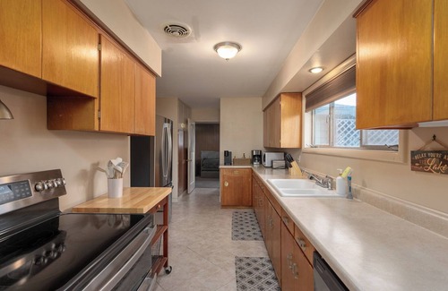 Moses Lake Casa | Lakefront 4-bedroom house with AC, WiFi in parklike setting on Moses Lake.
