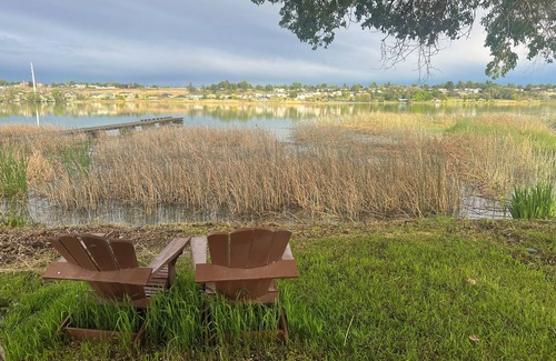 Moses Lake Casa | Lakefront 4-bedroom house with AC, WiFi in parklike setting on Moses Lake.