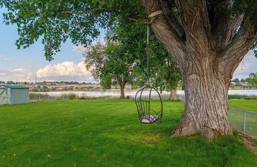 Moses Lake Casa | Lakefront 4-bedroom house with AC, WiFi in parklike setting on Moses Lake.