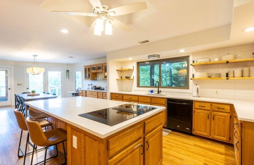 Waleska Casa | *Lakefront 5BR home*Indoor pool+sauna+game room