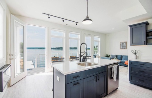 Oden Casa | Lakefront - Amazing views! Private Hot Tub & Boat Slips. 12 mins to Ski Resorts!
