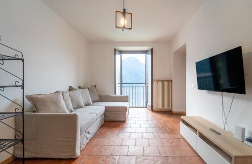 Nesso Apartamento | Lakefront apartment with a view, parking and swimming pool