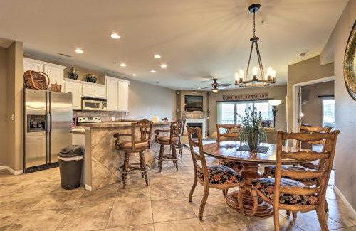 Camdenton Apartamento | Lakefront Balcony and Pool Access Camdenton Condo