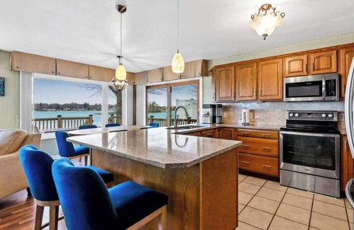 Twin Lake Casa | "Lakefront de vacaciones en su máxima expresión! TINA CALIENTE Sandy Beach PONTOON BOAT disponible