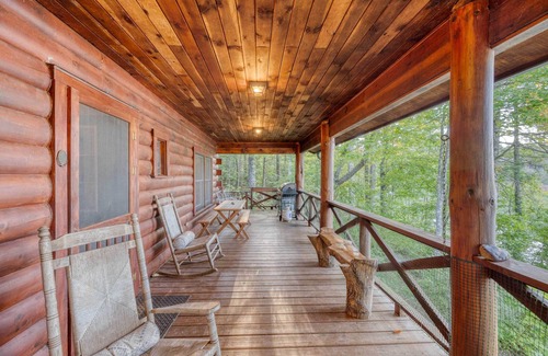 Blairsville Cabina | Lakefront Blairsville Cabin w/ Deck + Dock!