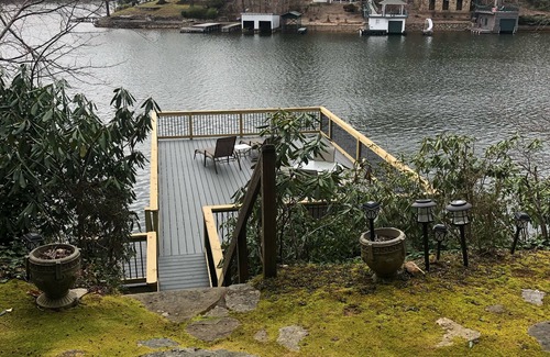 Lake Lure Cabaña | LAKEFRONT: Escape to the Lake - Ven a flotar hasta que tu corazón esté contento