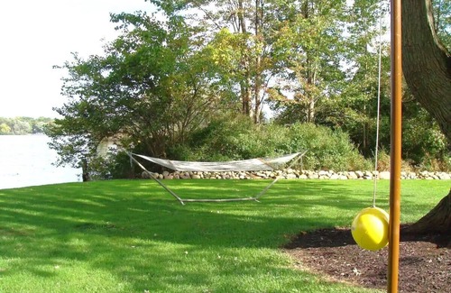 Coldwater Casa | Lakefront Bungalow w beach, kayaks & dock