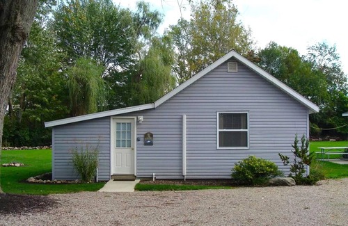 Coldwater Casa | Lakefront Bungalow w beach, kayaks & dock