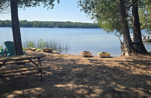 Admaston/Bromley Casa | Lakefront cabin and camper for 2 adults. Weekly rental Friday 4pm to Friday 11am