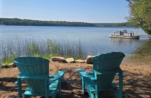 Admaston/Bromley Casa | Lakefront cabin and camper for 2 adults. Weekly rental Friday 4pm to Friday 11am