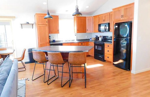 Algoma Cabina | Lakefront Cabin | HotTub, Secluded, Kayaks/Bikes