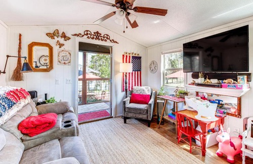 Fowlstown Casa | Lakefront Cabin in Brinson Behind the Moon