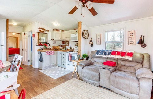 Fowlstown Casa | Lakefront Cabin in Brinson Behind the Moon