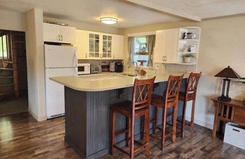 Eatonville Cabina | Lakefront Cabin, Stunning Views, Firepit, 29 mi to Rainier.