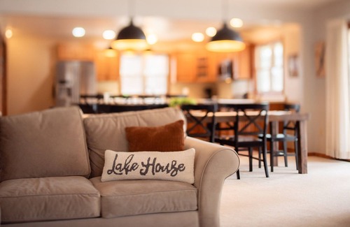 Birchwood Cabina | Autumn Escape – Lakefront Cabin w/ Firepit Nights & Scenic Views