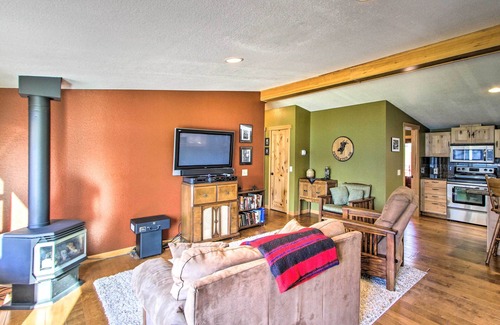 Eatonville Cabina | Lakefront Cabin w/ Stunning Mountain Views & Dock!