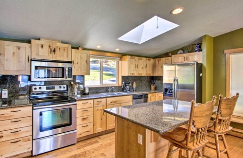 Eatonville Cabina | Lakefront Cabin w/ Stunning Mountain Views & Dock!