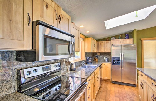 Eatonville Cabina | Lakefront Cabin w/ Stunning Mountain Views & Dock!