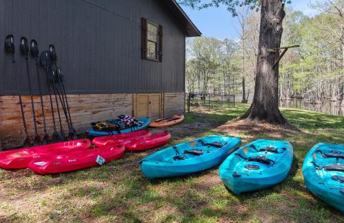 Shreveport Casa | Lakefront Cabin With Fireplace, Firepit & Kayaks