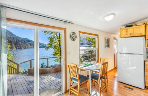 Hoodsport Cabina | Lakefront Cabin. Private Dock. Spacious Deck.