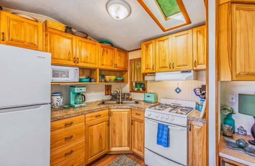 Hoodsport Cabina | Lakefront Cabin. Private Dock. Spacious Deck.