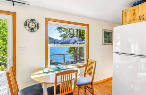 Hoodsport Cabina | Lakefront Cabin. Private Dock. Spacious Deck.