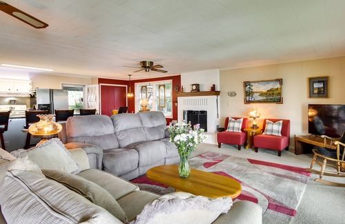 Longtown Casa | Lakefront Canadian Gem: Fire Pit, Decks & Grills