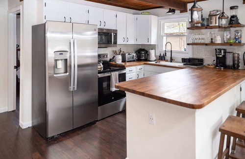 Tobyhanna Chalet De Esquí | Lakefront Chalet - 3BR, Private Dock, Sleeps 10