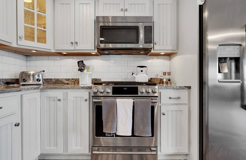 Bridgton Cabaña | Lakefront Clean Modern 5-bed, 3.5 Bath, Families