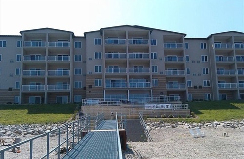Geneva-on-the-Lake Casa | Lakefront condo --2BR/2Bath Sleeps 4 Private beach and lake front balcony