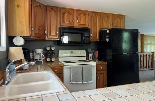 Canadian Lakes Cabaña | Lakefront Cottage Getaway with Hot Tub, Golf and Pool Access