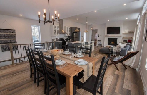 Chertsey Cabaña | Sunny Lakefront Cottage | Kayaks, Hot Tub, BBQ