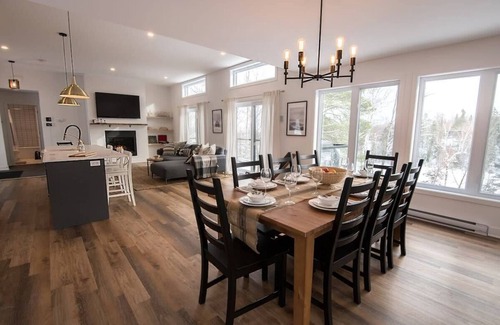 Chertsey Cabaña | Sunny Lakefront Cottage | Kayaks, Hot Tub, BBQ