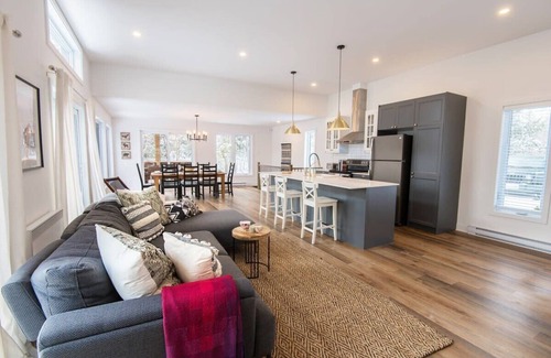 Chertsey Cabaña | Sunny Lakefront Cottage | Kayaks, Hot Tub, BBQ