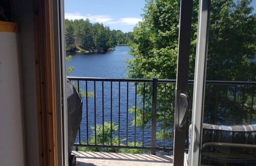 Gravenhurst Cabaña | Lakefront Cottage in Muskoka, with Lake Views from Every Room