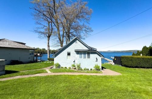 Malletts Bay Casa | Lakefront Cottage in Colchester