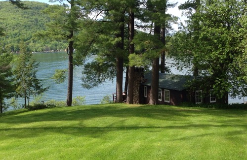 Ticonderoga Cabaña | Cottage Lakefront en Lake George noreste de la costa (con wifi)