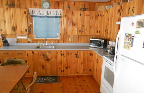 The Bays Cabaña | Lakefront Cottage con 100 'Playa de arena, muelle, vistas y sala de juegos.